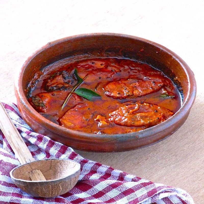 Sindhi Style Masaledar Machi & Chapatis